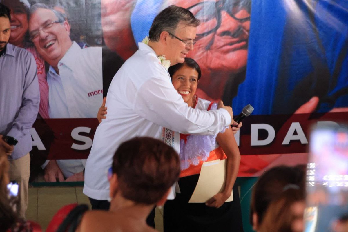 luzmiazul's tweet photo. Muy buenos días a todos, con especial agradecimiento a los veracruzanos que ayer recibieron con alegría, pero sobre todo con mucha esperanza a @m_ebrard .

La simpatía se desborda, Cordoba y el puerto así lo demostraron.

Sin duda nuestro amigo será nuestro próximo  presidente. https://t.co/dzMPbf9oHi