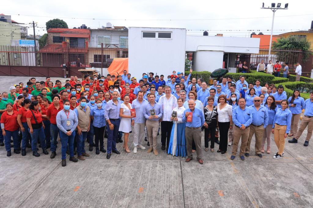 luzmiazul's tweet photo. Muy buenos días a todos, con especial agradecimiento a los veracruzanos que ayer recibieron con alegría, pero sobre todo con mucha esperanza a @m_ebrard .

La simpatía se desborda, Cordoba y el puerto así lo demostraron.

Sin duda nuestro amigo será nuestro próximo  presidente. https://t.co/dzMPbf9oHi
