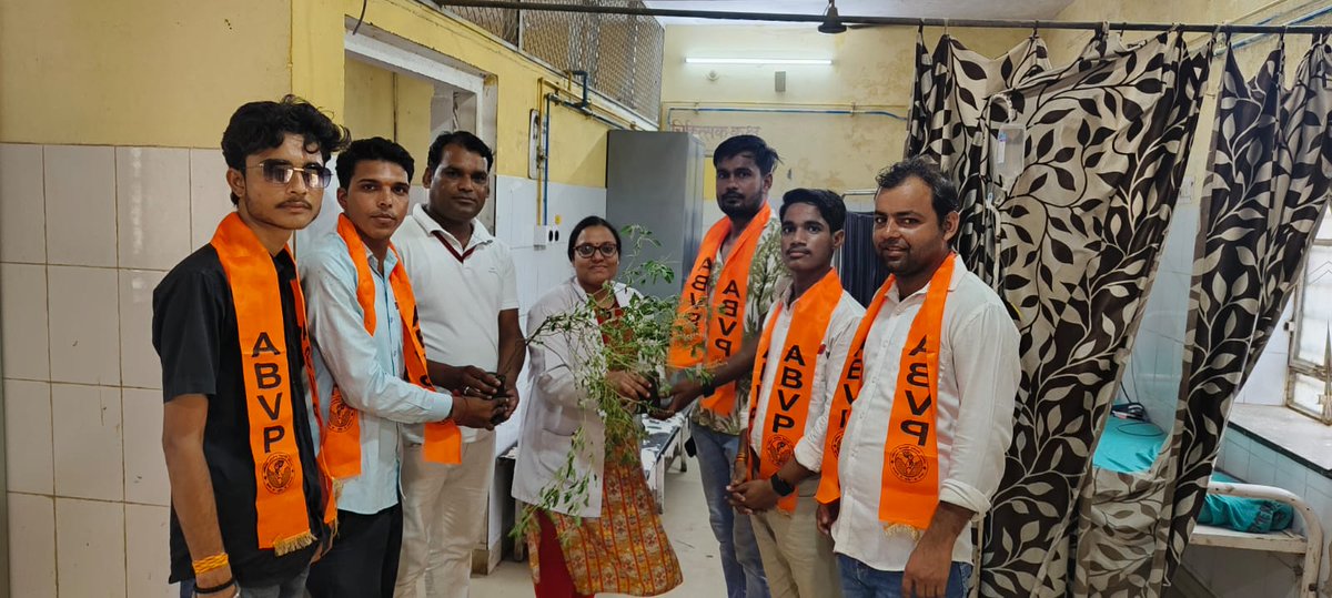 ABVPJaipurPrant's tweet photo. अखिल भारतीय विद्यार्थी परिषद गंगापुर सिटी जिले द्वारा #ABVP के 75वें स्थापना दिवस एवं राष्ट्रीय विद्यार्थी दिवस के उपलक्ष्य पर शहरवासियों को तुलसी के पौधे भेंट कर शुभकामनाएं प्रेषित की।

#NatonalStudentDay #ABVPFoundationDay https://t.co/ZrYSKD8NLt