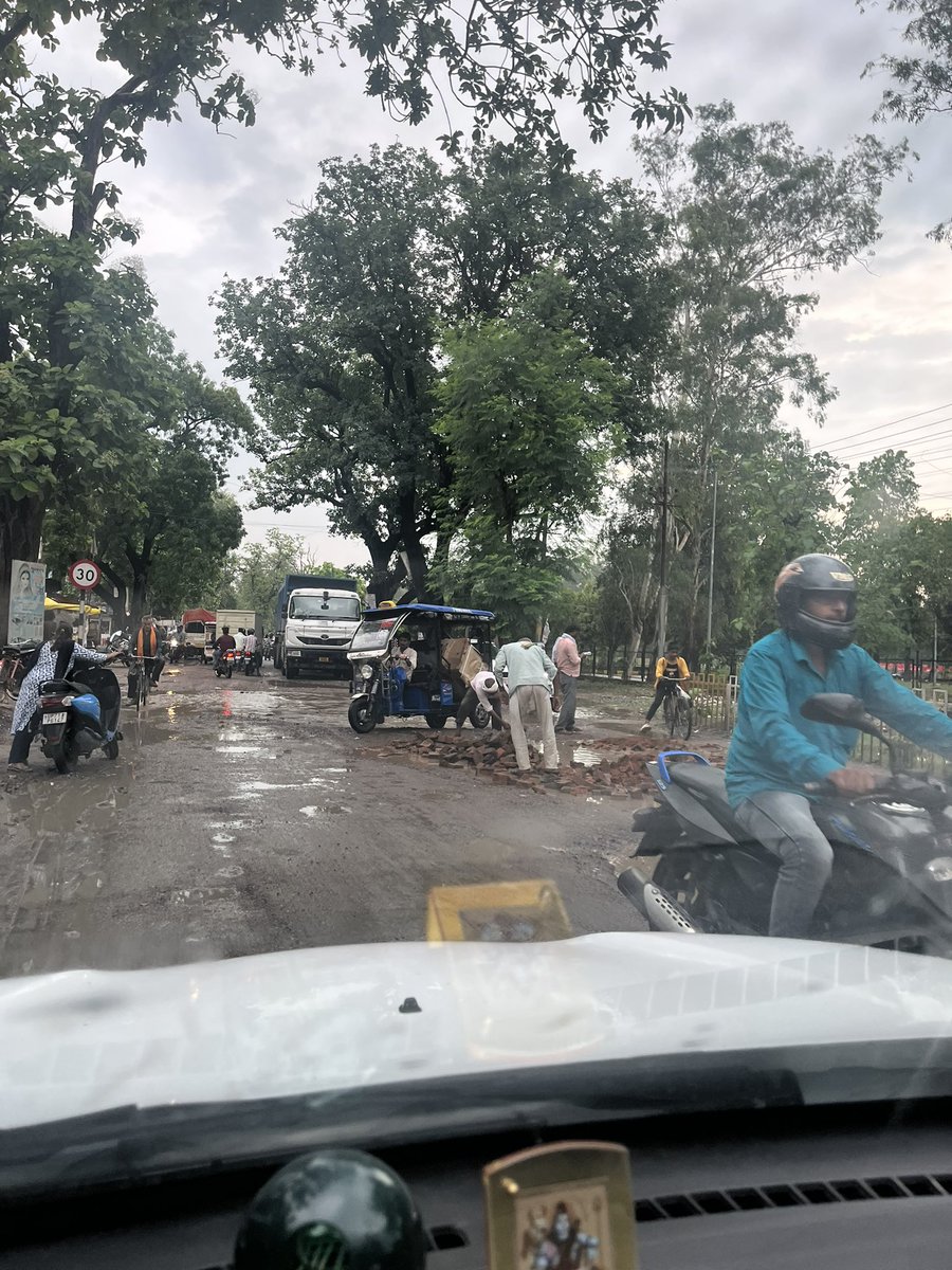 bsc_pankaj's tweet photo. This road takes you to AIIMS,Raebareli @mansukhmandviya @OfficeOf_MM @dmraebareli @narendramodi @SoniaGandhi_FC @RahulGandhi @myogiadityanath @nitin_gadkari https://t.co/peBzT1qzCs