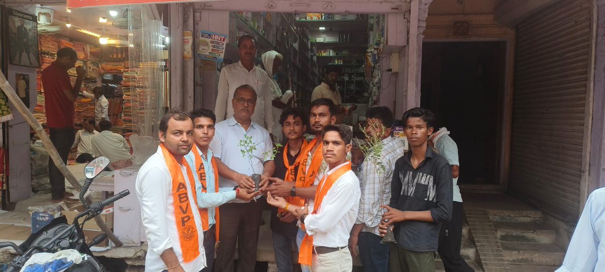 ABVPJaipurPrant's tweet photo. अखिल भारतीय विद्यार्थी परिषद गंगापुर सिटी जिले द्वारा #ABVP के 75वें स्थापना दिवस एवं राष्ट्रीय विद्यार्थी दिवस के उपलक्ष्य पर शहरवासियों को तुलसी के पौधे भेंट कर शुभकामनाएं प्रेषित की।

#NatonalStudentDay #ABVPFoundationDay https://t.co/ZrYSKD8NLt