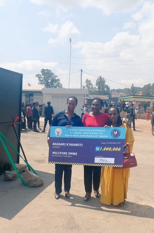 GisagaraDistr's tweet photo. Mu marushanwa y'ubukangurambaga bw'umutekano,isuku n'isukura no kurwanya igwingira mu bana yateguwe na @Rwandapolice ku bufatanye na #NCDA mu Ntara @RwandaSouth, Umurenge w Kansi @GisagaraDistr wahembwe moto naho Akagari k'Akaboti muri uwo Murenge gahabwa 1M Frw.
@RwandaLocalGov https://t.co/iv10SRMGbY