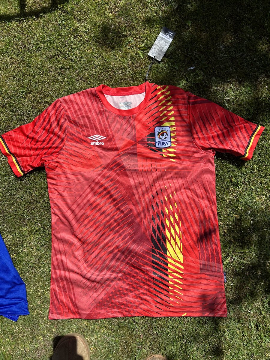 shirtsbrad's tweet image. Had a bit of a clear out and a have a few shirts that deserve a new home so time to do a Giveaway!
Schalke, Uganda BNWT &amp;amp; Asteras Tripolis Shirts. ALL XL. Perfect for new collectors or looking to build!
RT to enter and winner will be picked at random on the 16th (Sunday) 🤞💙