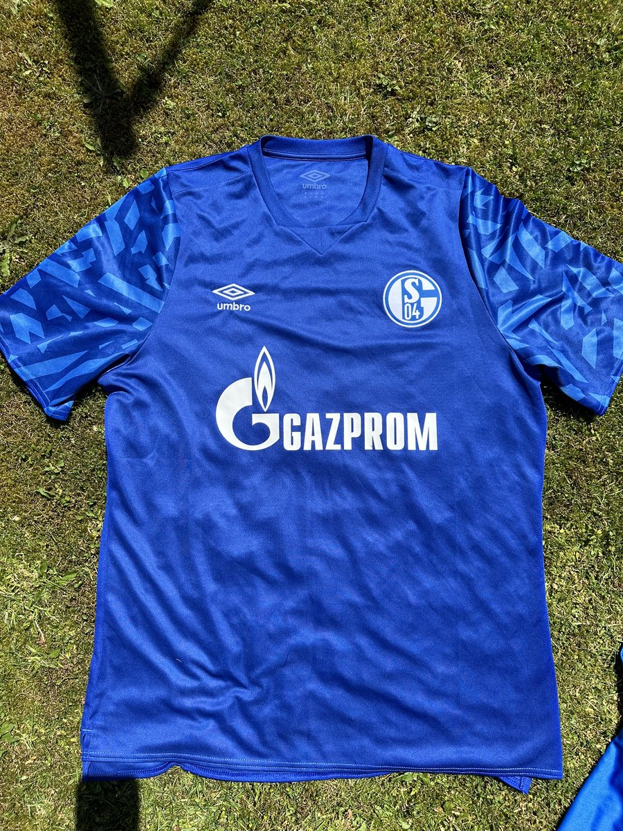 shirtsbrad's tweet image. Had a bit of a clear out and a have a few shirts that deserve a new home so time to do a Giveaway!
Schalke, Uganda BNWT &amp;amp; Asteras Tripolis Shirts. ALL XL. Perfect for new collectors or looking to build!
RT to enter and winner will be picked at random on the 16th (Sunday) 🤞💙