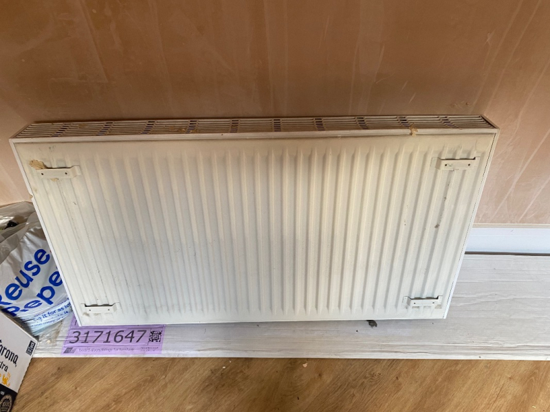 OFFERED: White radiator approx 110 x 60 (Alkrington Wood M24) ilovefreegle.org/message/100653…