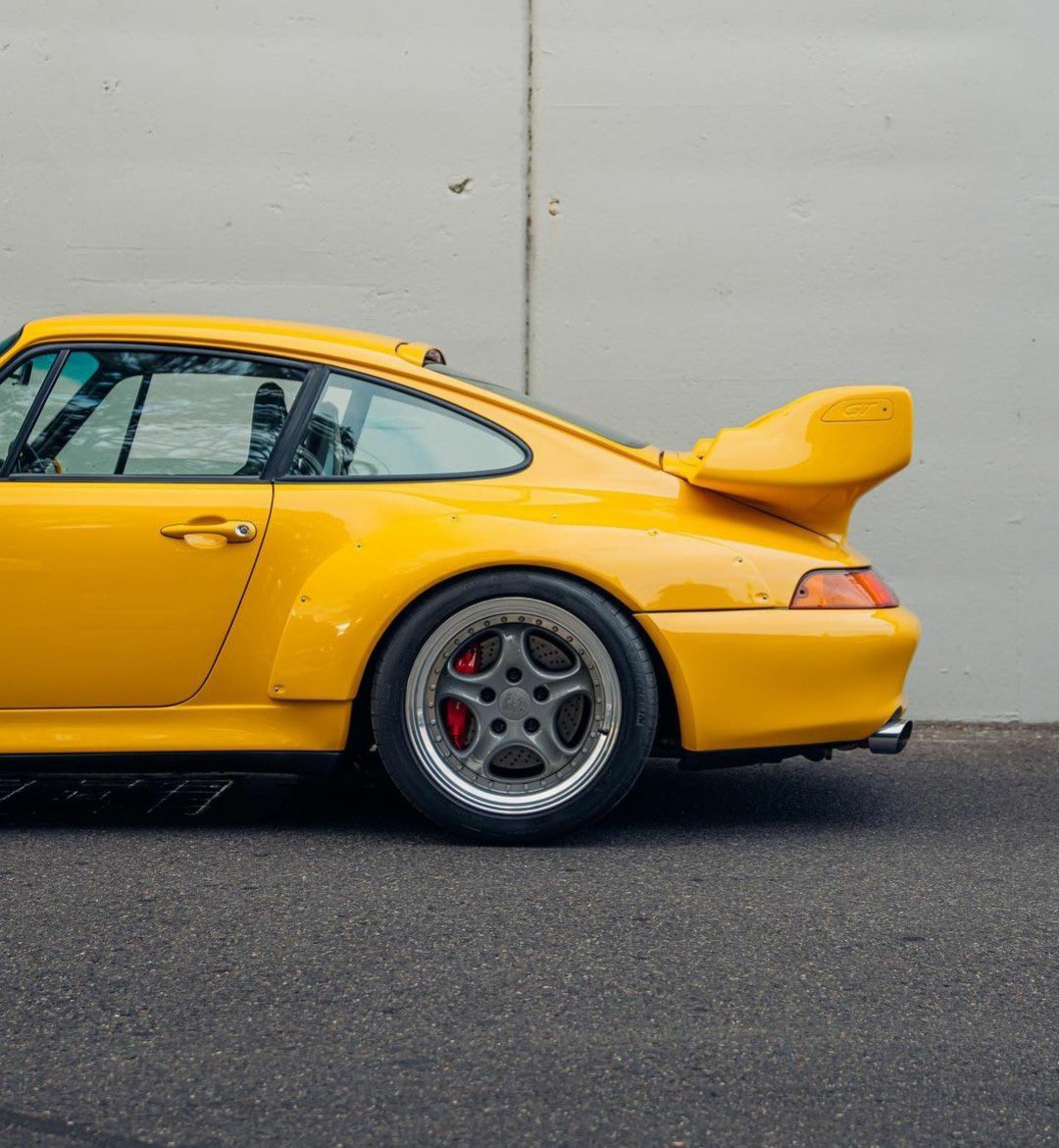 PorscheCIub's tweet photo. Speed Yellow 993 GT2 https://t.co/tQxsolYpnD