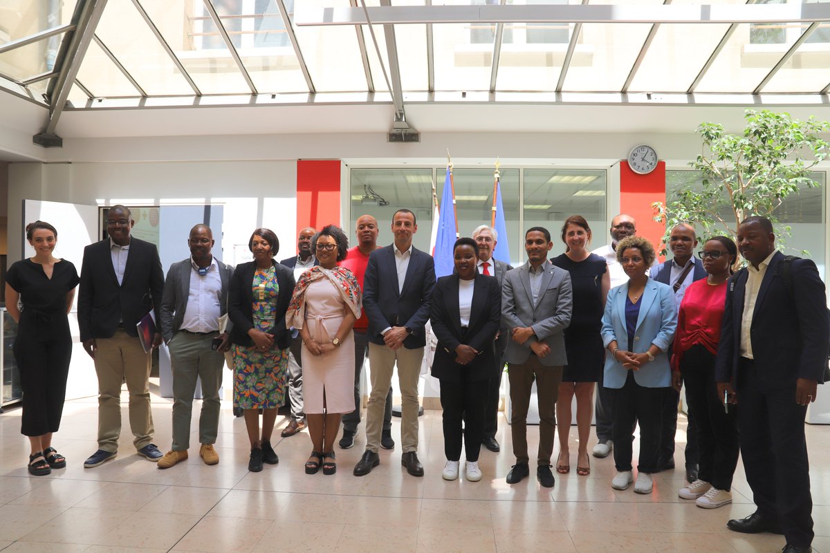 ENM_France's tweet photo. Le Centre de format° judiciaire du #Mozambique a été reçu à l’#ENM par @HaffideB, directeur adjoint, pour 1 visite d’étude de 5 jours sur "La créat° de tribunaux maritimes au Mozambique: 1 instrument de bonne #gouvernance, de #justice &amp; de #souveraineténationale". #international https://t.co/mcPTkmFeAc