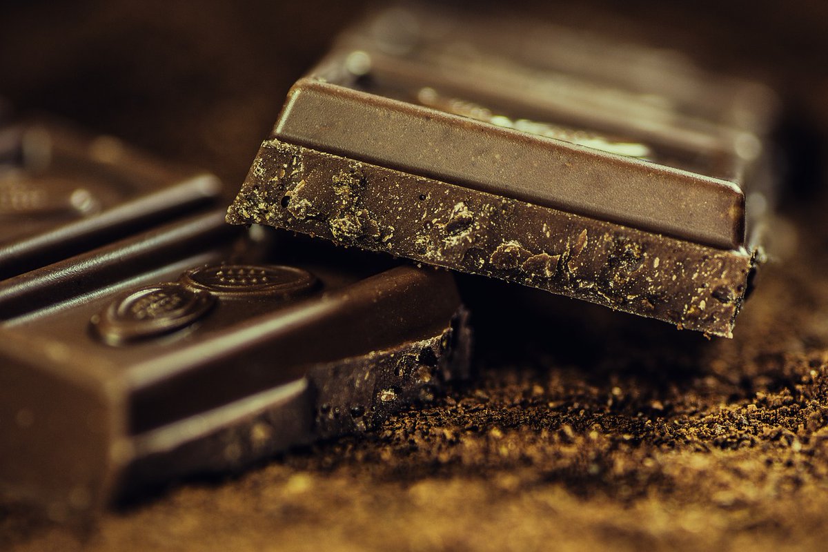 Did you know that consuming dark #chocolate (in moderation) with a high cocoa content can help to reduce the risk of heart disease?🍫 It is rich in antioxidants and packed with nutrients, however can contain high amounts of #calories and sugar. #worldchocolateday