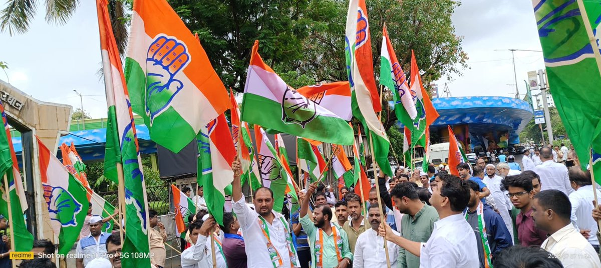 athorat35's tweet image. दक्षिण मध्य मुंबई येथे आमच्या मुंबई कॉंग्रेस च्या नेत्या प्रा.आमदार वर्षा ताई याच्या नेतृत्वाखाली मा.खा. राहुल जी गांधी याच्या समर्थनार्थ रास्ता रोको आंदोलन करण्यात आले त्या प्रसंगि हजारो कार्यकर्ते रस्त्यावर उतरून निदर्शने केली 
#supportrahulgandhi