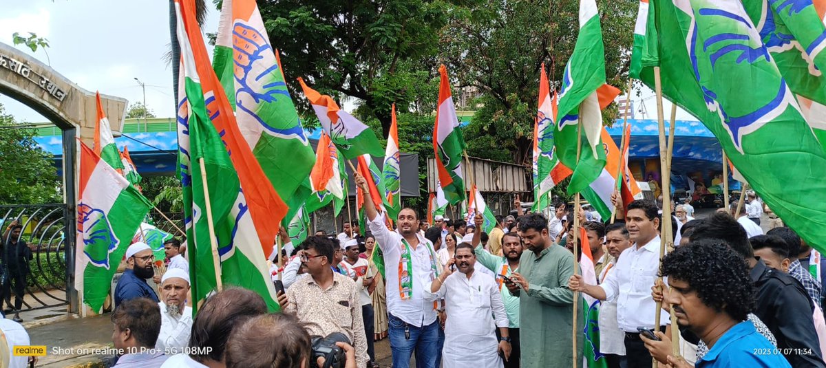 athorat35's tweet image. दक्षिण मध्य मुंबई येथे आमच्या मुंबई कॉंग्रेस च्या नेत्या प्रा.आमदार वर्षा ताई याच्या नेतृत्वाखाली मा.खा. राहुल जी गांधी याच्या समर्थनार्थ रास्ता रोको आंदोलन करण्यात आले त्या प्रसंगि हजारो कार्यकर्ते रस्त्यावर उतरून निदर्शने केली 
#supportrahulgandhi