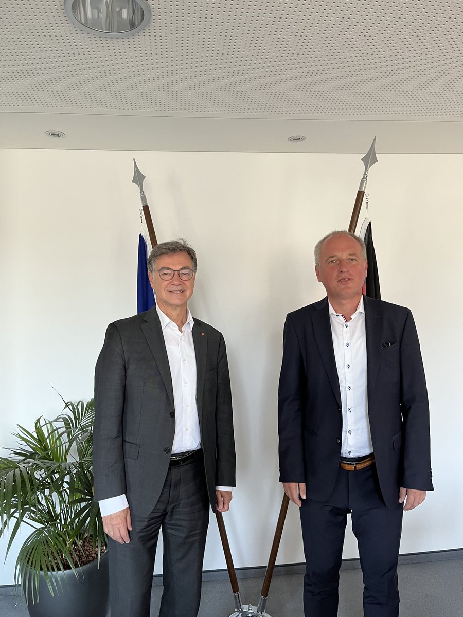 BBK_Bund's tweet photo. Präsident Ralph Tiesler begrüßte heute MdL @ErbenRudiger @SPD_LSA im #BBK. Sie tauschten sich zu relevanten Themen im #Bevölkerungsschutz aus, anschließend führten Expert:innen durch das #GeKoB &amp; das #GMLZ. Natürlich durfte ein Eintrag im BBK-Gästebuch abschließend nicht fehlen! https://t.co/GyZ2BW9Ia0