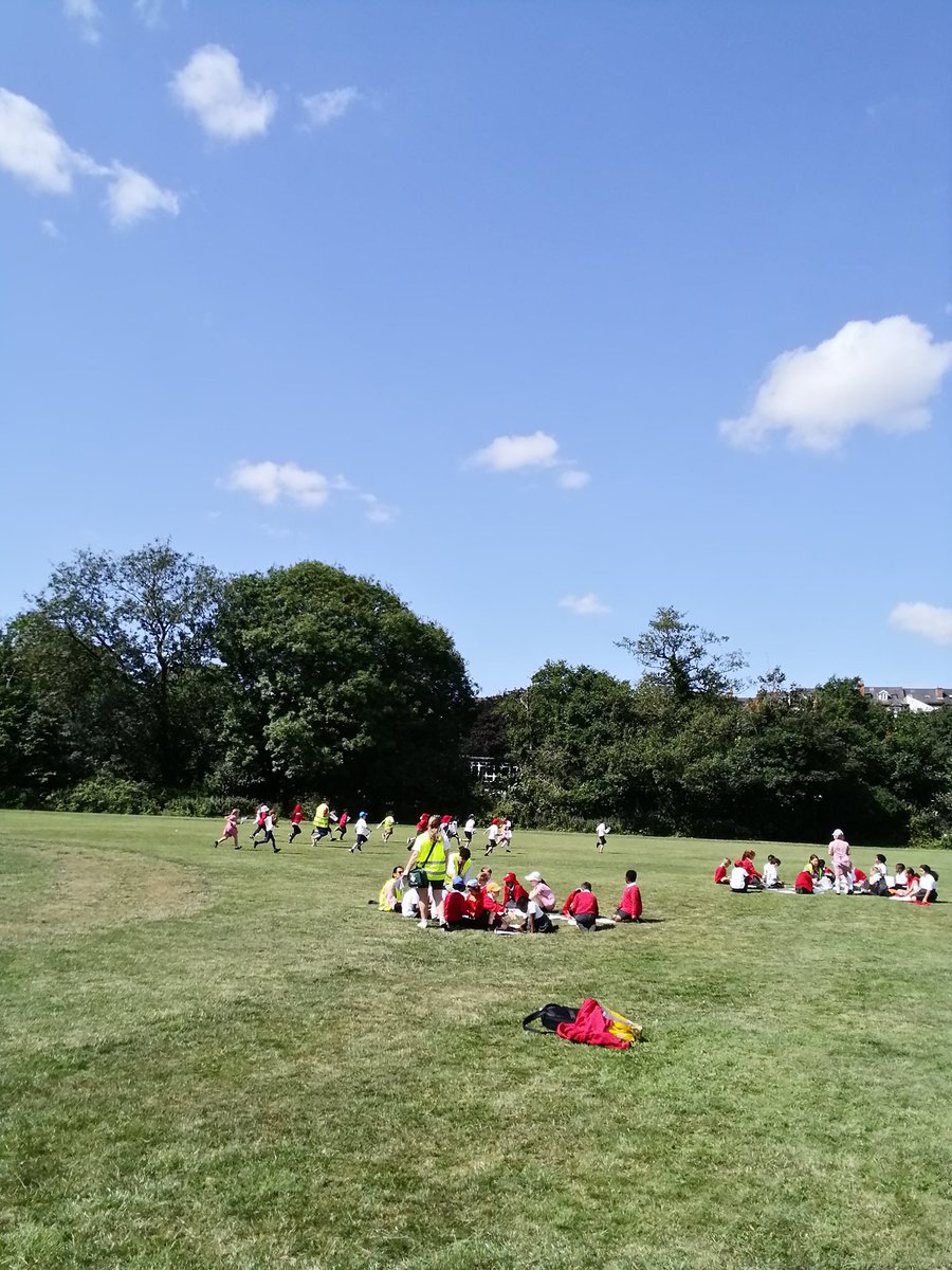 A super morning completing our Geography fieldwork. We identified some human and physical features, compled a survey on passing traffic and identified features on a local map. Thank you @class4stmarys and @class10stmarys for an enjoyable morning. #nationalfieldworkfortnight