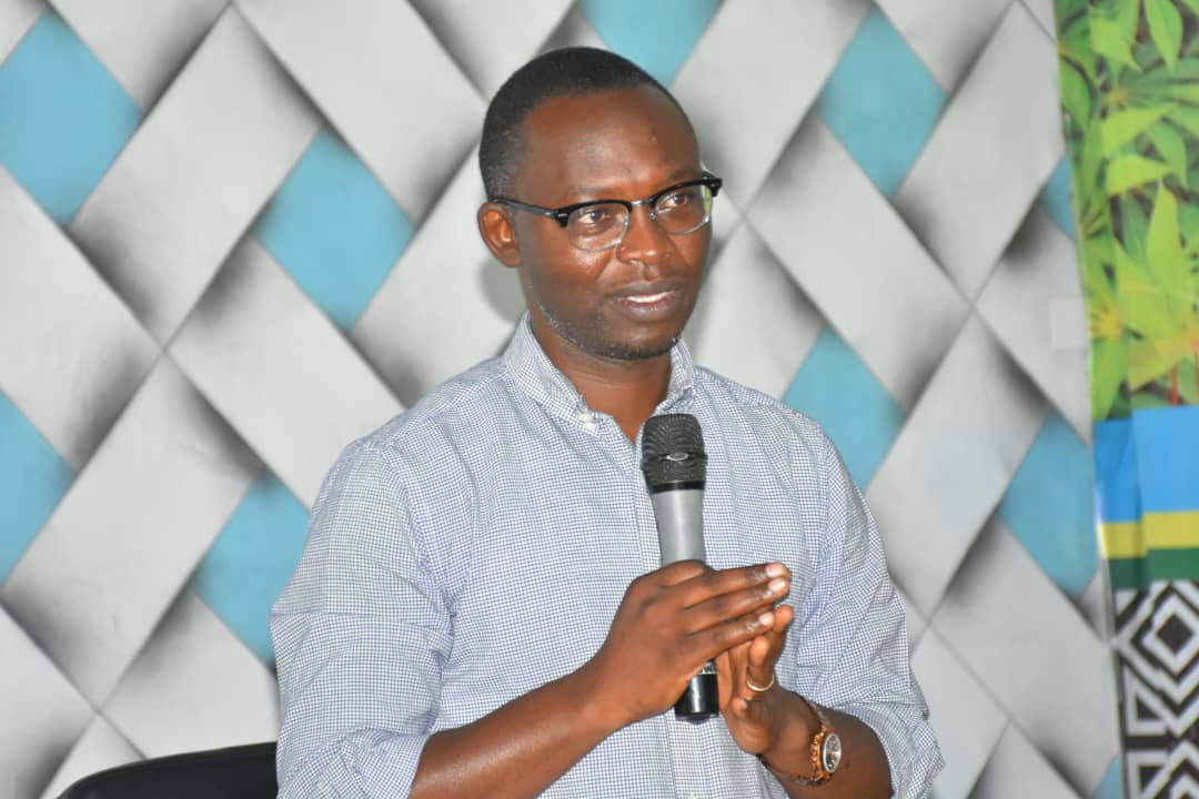 RuhangoDistrict's tweet photo. Uyu munsi, Umuyobozi w'Akarere, @valencesh yayoboye inama y'umutekano yaguye y'Akarere yigaga ku ngamba zihamye zo kunoza umutekano no gukemura burundu ibibazo by'abaturage. Yitabiriwe n'abagenwa n'itegeko, hamwe n'Abanyamabanga Nshingwabikorwa b'Imirenge. https://t.co/Bfk73VEttn
