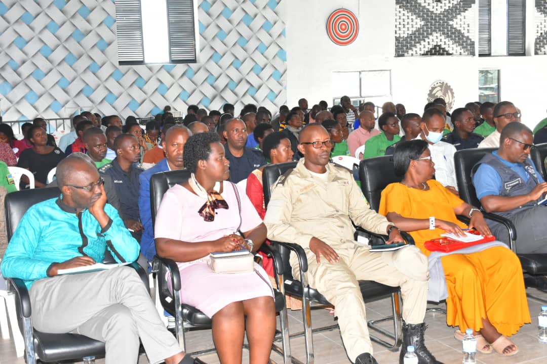RuhangoDistrict's tweet photo. Uyu munsi, Umuyobozi w'Akarere, @valencesh yayoboye inama y'umutekano yaguye y'Akarere yigaga ku ngamba zihamye zo kunoza umutekano no gukemura burundu ibibazo by'abaturage. Yitabiriwe n'abagenwa n'itegeko, hamwe n'Abanyamabanga Nshingwabikorwa b'Imirenge. https://t.co/Bfk73VEttn
