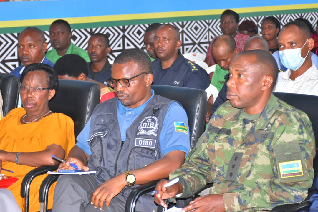 RuhangoDistrict's tweet photo. Uyu munsi, Umuyobozi w'Akarere, @valencesh yayoboye inama y'umutekano yaguye y'Akarere yigaga ku ngamba zihamye zo kunoza umutekano no gukemura burundu ibibazo by'abaturage. Yitabiriwe n'abagenwa n'itegeko, hamwe n'Abanyamabanga Nshingwabikorwa b'Imirenge. https://t.co/Bfk73VEttn