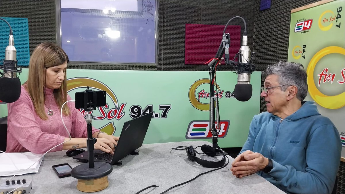 FMSol_Esquel's tweet photo. #Ahora #NotasDeRadio
Flavio Romano, candidato a intendente de #Esquel por el Frente Vecinal.
Expectativas y propuestas en el marco de la campaña para las elecciones del próximo 30 de julio.
@fvesquel @eqsnotas @pauesquel https://t.co/wzrYarM0Eu