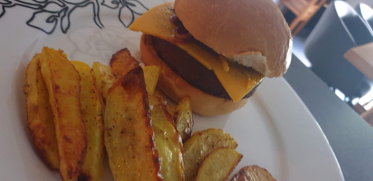 Ingeborch's tweet photo. Diese pflanzlichen Veggieburger sind sooo lecker - und schaffen mich! Vermutlich ist das so, als würde man eine ganze Dose Erbsen fressen. Ächz. 🤰 #Umpf https://t.co/FtilZsyFJQ