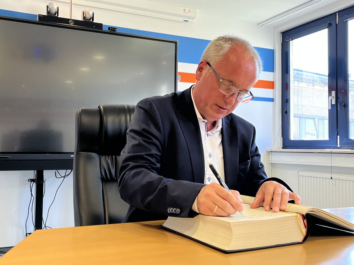 BBK_Bund's tweet photo. Präsident Ralph Tiesler begrüßte heute MdL @ErbenRudiger @SPD_LSA im #BBK. Sie tauschten sich zu relevanten Themen im #Bevölkerungsschutz aus, anschließend führten Expert:innen durch das #GeKoB &amp; das #GMLZ. Natürlich durfte ein Eintrag im BBK-Gästebuch abschließend nicht fehlen! https://t.co/GyZ2BW9Ia0