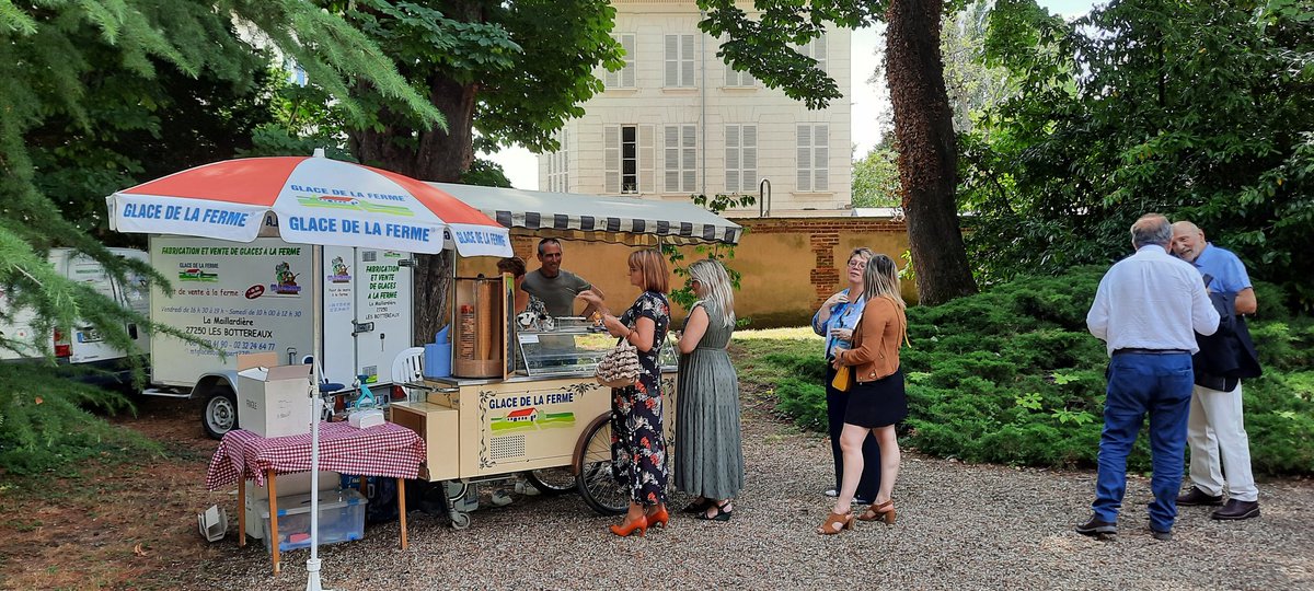 L_Philippot's tweet photo. Mieux que la garden party de l'Élysée, celle du préfet de l'Eure ! Une réception républicaine pour les maires et les secrétaires de mairie du département, mis(e)s à l'honneur.
Des producteurs locaux pour nous régaler et au service les apprentis du CFA de Val-de-Reuil. https://t.co/lJXbSfo2qo