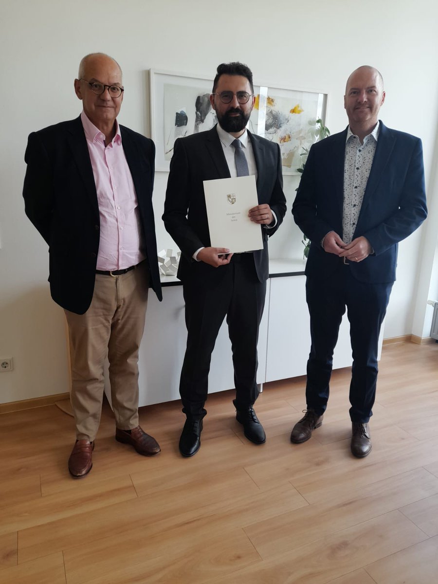 Prof. Dr. Mustafa Oğlakcıoğlu wurde zum Richter am Saarländischen OLG im zweiten Hauptamt ernannt!
Staatssekretär Dr. Diener und der Präsident des OLG Freymann überreichten ihm am Mittwoch im Beisein von Jörg Engel die Ernennungsurkunde. Wir gratulieren und wünschen viel Erfolg!