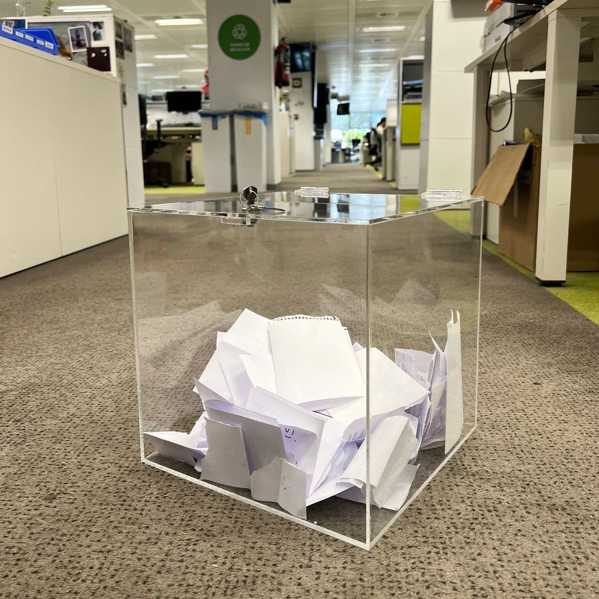 La plantilla de EL MUNDO ha aprobado por un 85,8% de los votos el acuerdo que permitirá una subida de los salarios en la redacción, regularizar el teletrabajo y mejorar las condiciones de los sueldos más bajos. 

Gracias a todos por el apoyo y el esfuerzo de estos meses.