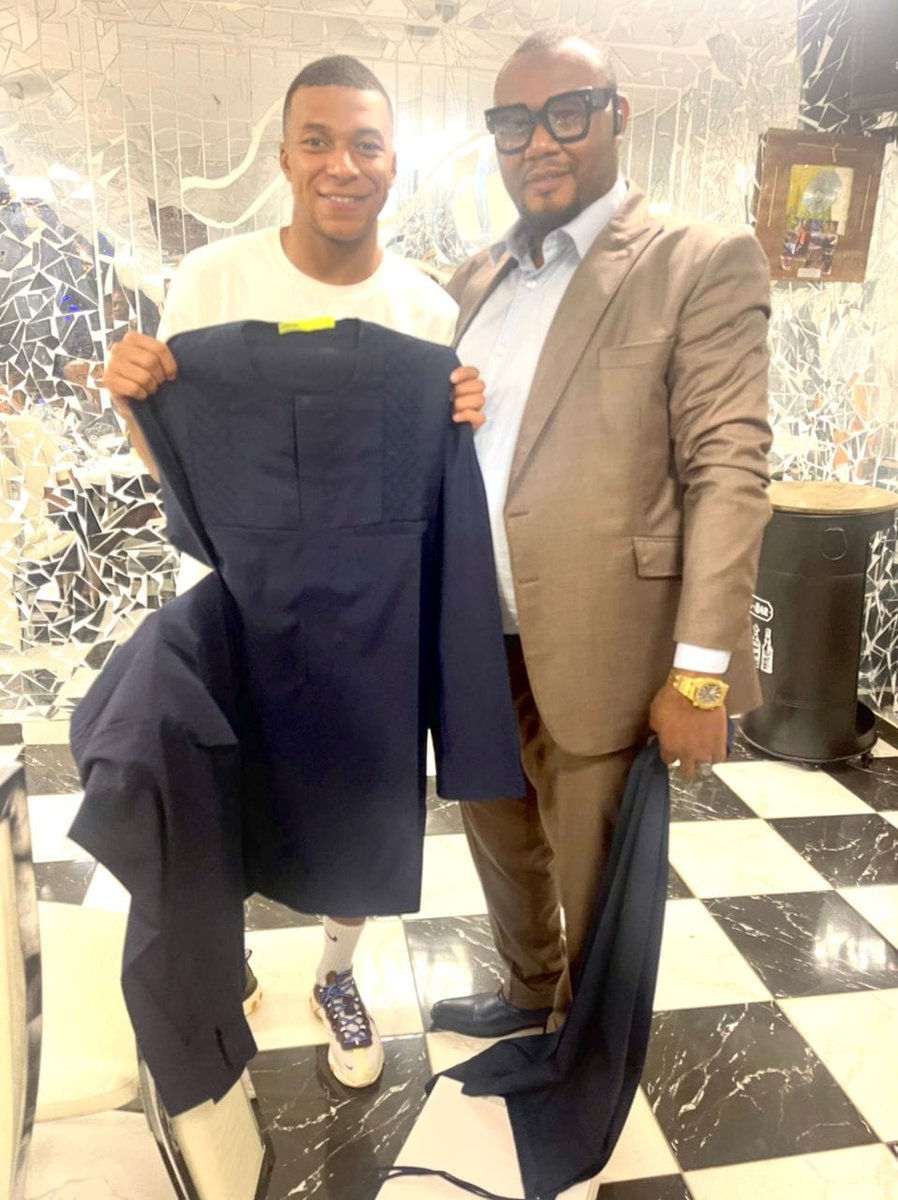 TheCameroonianZ's tweet photo. Un cadeau pour Kylian Mbappé par l’habilleur officiel des Lions Indomptables, El Hadj Dabo.

#Cameroon https://t.co/WEpr8H0xZ7