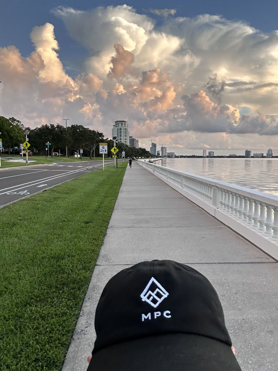 ToriDesigner15's tweet image. Happy Friday!! 5k -I think I will be using the same emojis all summer-🌎🔥🥵😎☀️🧢🎽👍🇺🇸👋 …😂Getting it done in The FL sun. #norain  #clouddrama  #hottimeinthesummertime