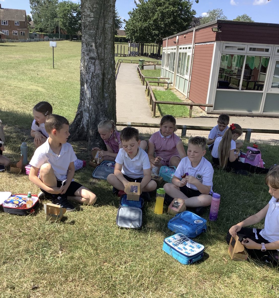 Y3OPS's tweet image. And now for the fun part! Eating our favourite fruit and vegetables in the sun #designandtechnology