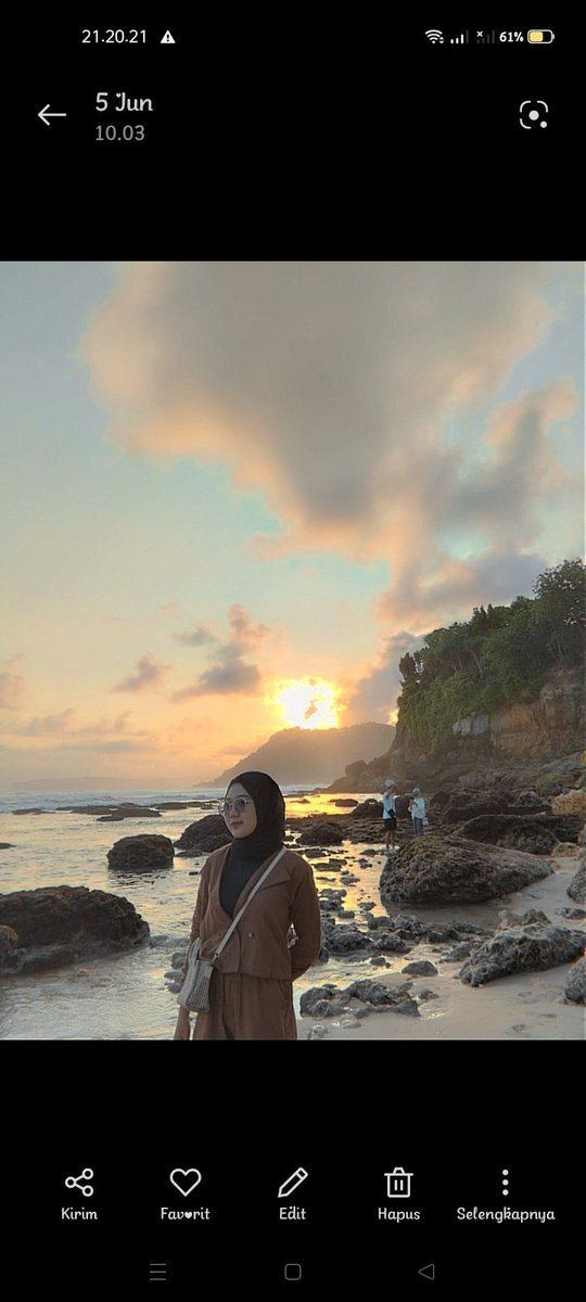 FieAmil's tweet photo. Emang dari dulu sukanya kalo ada senjaa,, langsung buka kameraa selfie selfie... 
Ternyata seindah itu senja meskipun sesaat🤗 https://t.co/GswM7q7EcO