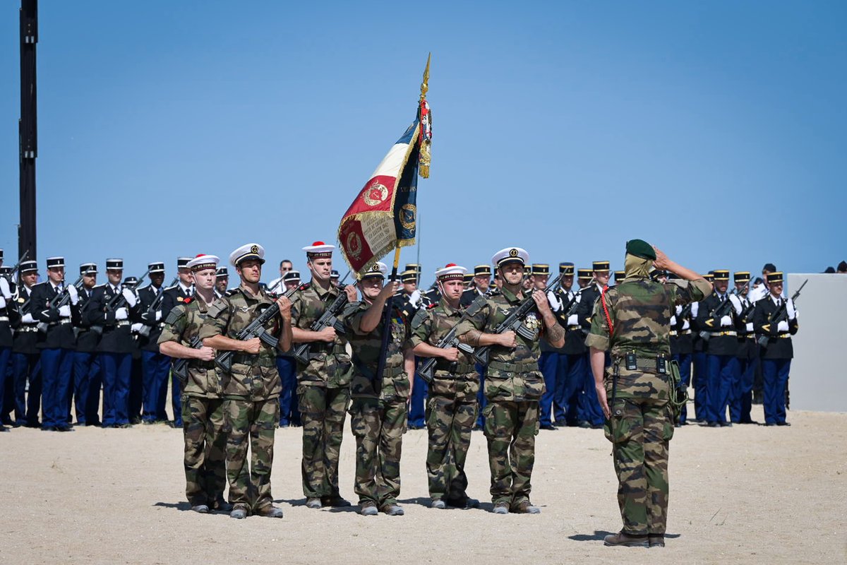 CEMM_FR's tweet photo. Sur la plage de Ouistreham, nous avons salué pour la dernière fois Léon Gautier, aux côtés d'@EmmanuelMacron.
Honorer la mémoire de ce dernier héros 🇫🇷 du débarquement nous rappelle l'importance de l'engagement au service de la patrie. 
Puisse son exemple continuer nous inspirer. https://t.co/XIZnGkuUHS