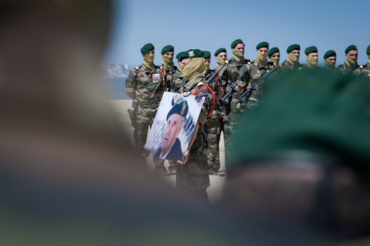 CEMM_FR's tweet photo. Sur la plage de Ouistreham, nous avons salué pour la dernière fois Léon Gautier, aux côtés d'@EmmanuelMacron.
Honorer la mémoire de ce dernier héros 🇫🇷 du débarquement nous rappelle l'importance de l'engagement au service de la patrie. 
Puisse son exemple continuer nous inspirer. https://t.co/XIZnGkuUHS