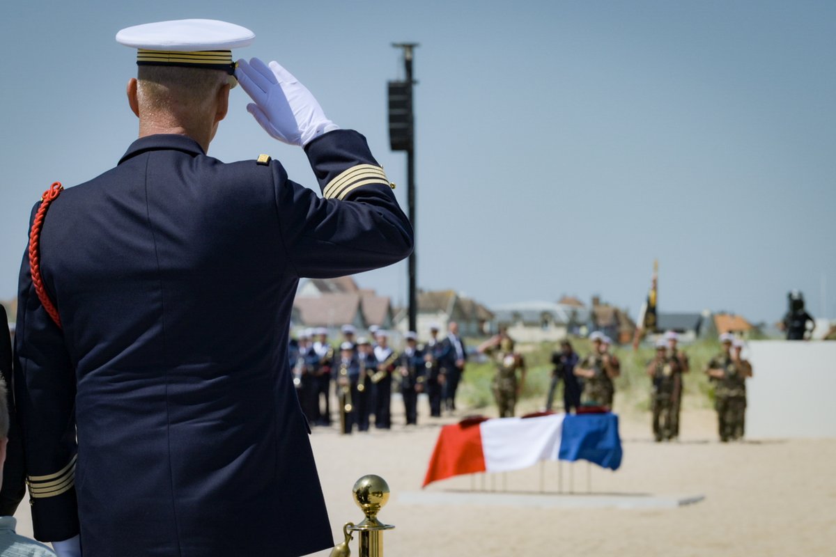 Sur la plage de Ouistreham, nous avons salué pour la dernière fois Léon Gautier, aux côtés d'<a href="/EmmanuelMacron/">Emmanuel Macron</a>.
Honorer la mémoire de ce dernier héros 🇫🇷 du débarquement nous rappelle l'importance de l'engagement au service de la patrie. 
Puisse son exemple continuer nous inspirer.