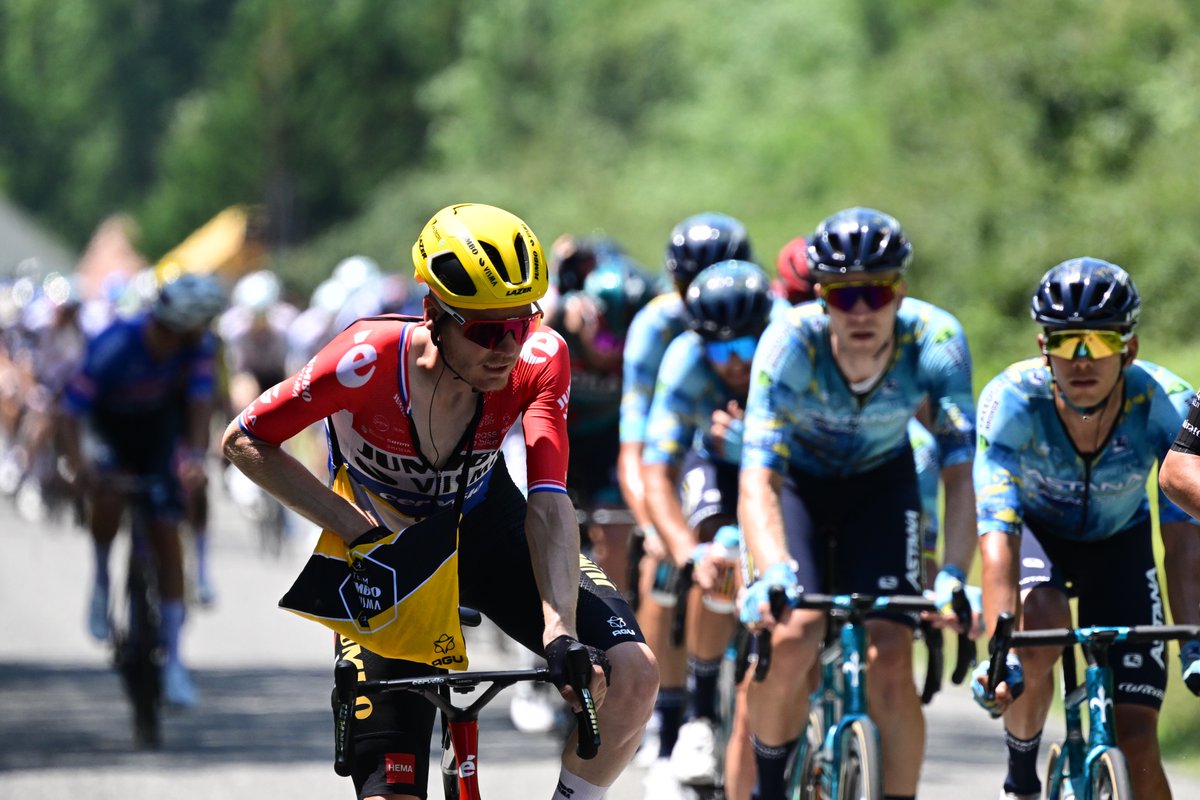 LeTour's tweet photo. 🚴 Selon vous, quelle équipe verra son coureur passer en premier sous l'arche du kilomètre 92 ?  

👇 Répondez dans les commentaires ! Un gagnant sera tiré au sort et remportera un lot sportif, des @hautsdeseinefr !  

#TDF2023 https://t.co/FJq8xYQaC8
