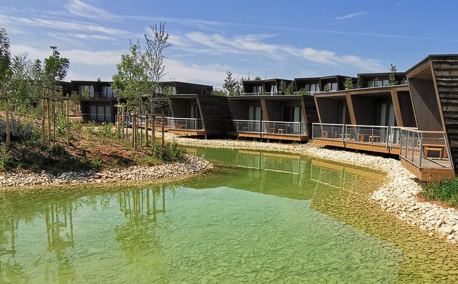 ✂️C'est un réel plaisir d'inaugurer l’hôtel "Ecolodgee" au <a href="/futuroscope/">Futuroscope</a>😎
➡️120 lodges familiaux pour se reconnecter à la nature🌿 85% des travaux réalisés par des entreprises de la #Vienne Un projet de 300M€ soutenu par la <a href="/sem_pat86/">SEM Patrimoniale de la Vienne</a> <a href="/BanqueDesTerr/">Banque des Territoires</a> <a href="/Eric_R_Lombard/">Eric Lombard</a>