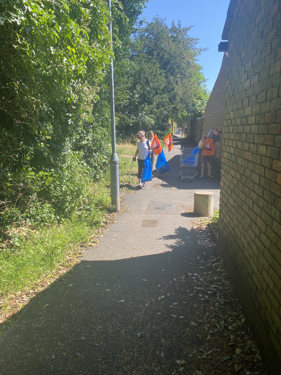 BrackForNEU's tweet image. Bracknell Forest NEU members continuing to support the local community by litter picking at SHP.