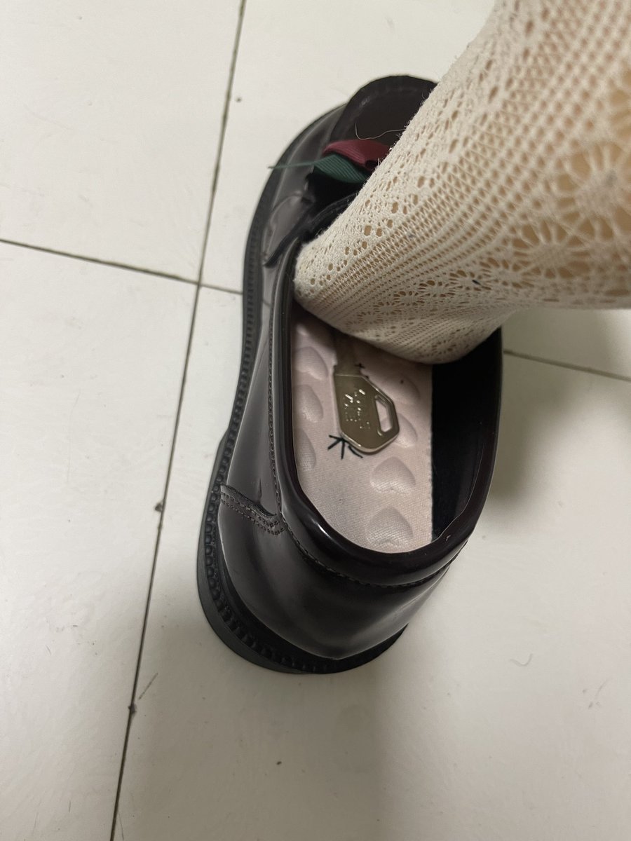 ling_sama_'s tweet photo. 最后一把钥匙放在鞋子里 这下不得不变成离开女孩子鞋子就无法生活的小锁奴啦
#贞操锁 #jk鞋 https://t.co/Fxg7lIZkm0