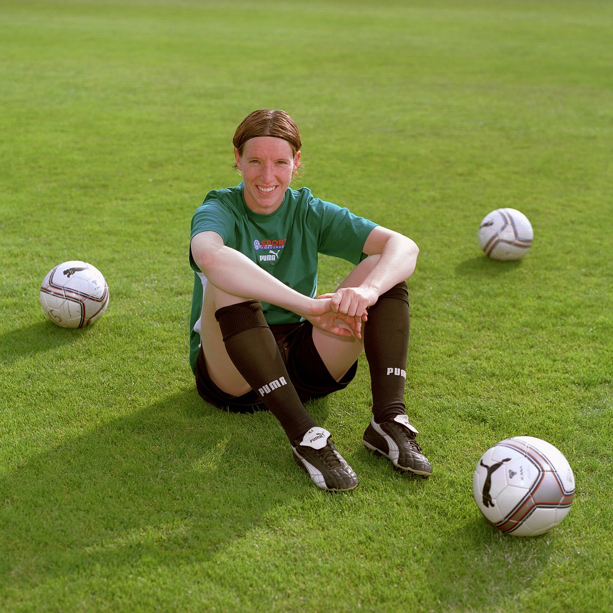 VfL_Frauen's tweet photo. Frauenfußball beim #VfLWolfsburg - so fing alles an: Zum 20-jährigen Jubiläum der Frauenmannschaft bei den Grün-Weißen berichtet die ehemalige Spielerin Stefanie #Gottschlich von den Ursprüngen. 🐺➡ https://t.co/W54l8mlogK
#Wölfinnen https://t.co/sPNEthIAEx