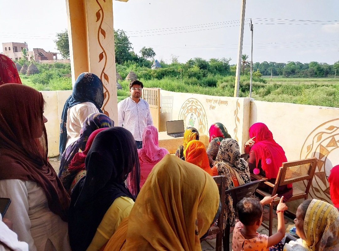 आज प्रधानमंत्री श्री नरेंद्र मोदी जी द्वारा वाराणसी मैं आयुष्मान कार्ड वितरण समारोह का लाइव टेलीकास्ट के द्वारा hwc बरनावा पर जन मानस को दिखाया एवम आयुष्मान कार्ड जेनरेट किए और अयुमान कार्ड से जुड़े फायदे के बारे मैं जनमानस को समझाया <a href="/BagpatDm/">DM Baghpat</a> <a href="/CmoBaghpat/">CMO Baghpat</a> <a href="/SagarThakurDEO/">SAGAR THAKUR - DEO</a>