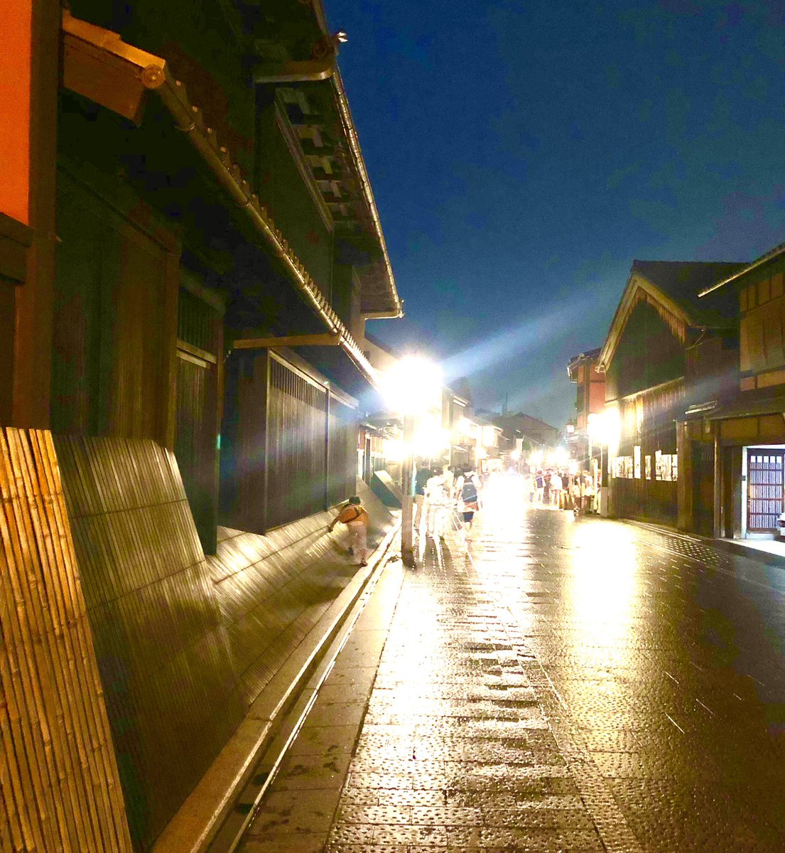 kuboken5gap's tweet photo. さて、京都の粋な夜。
⁡
2枚目に、僕が持っている
最も“はんなり”な写真を添えて。
⁡
#kyoto #gion #hannari https://t.co/D0M5yCUXgx