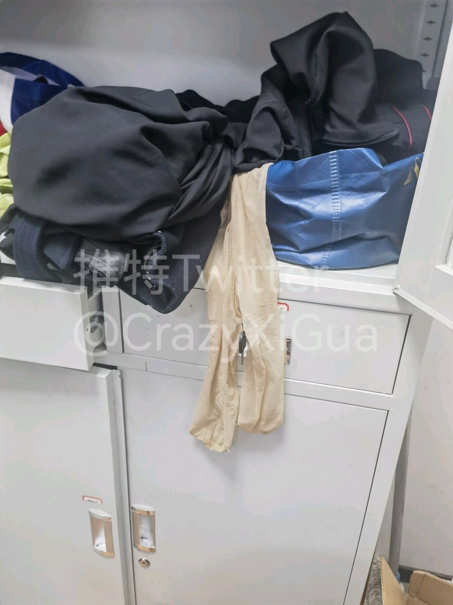 售楼部休息室，这肉丝未免放的也太狂野了点。刚进去还碰到一个保安在里面吃外卖，趁着他出去扔垃圾的功夫赶紧进来，闻了一下还是香的。#丝袜 #更衣室 #原味 https://t.co/d2kMtOILht