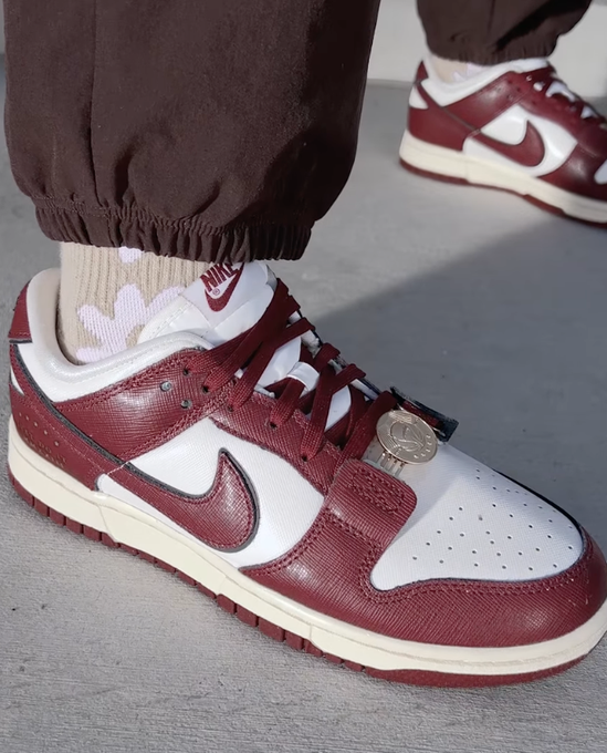 SOLELINKS's tweet photo. Ad: Women's Nike Dunk Low SE 'Just Do It' available via DTLR 

Muslin/Team Red:https://t.co/mIHjSE4WVm
White/Team Red:https://t.co/W8EpfFOdBF https://t.co/X3okzuM2WT