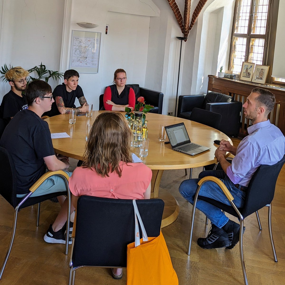 Besuch der Jugendredaktion Stendals "Youth for you" mit Unterstützung von Janine Kaminski von @kinderstarken
In einem Interview stand ich Rede und Antwort zu persönlichen Fragen und Belangen junger Menschen.