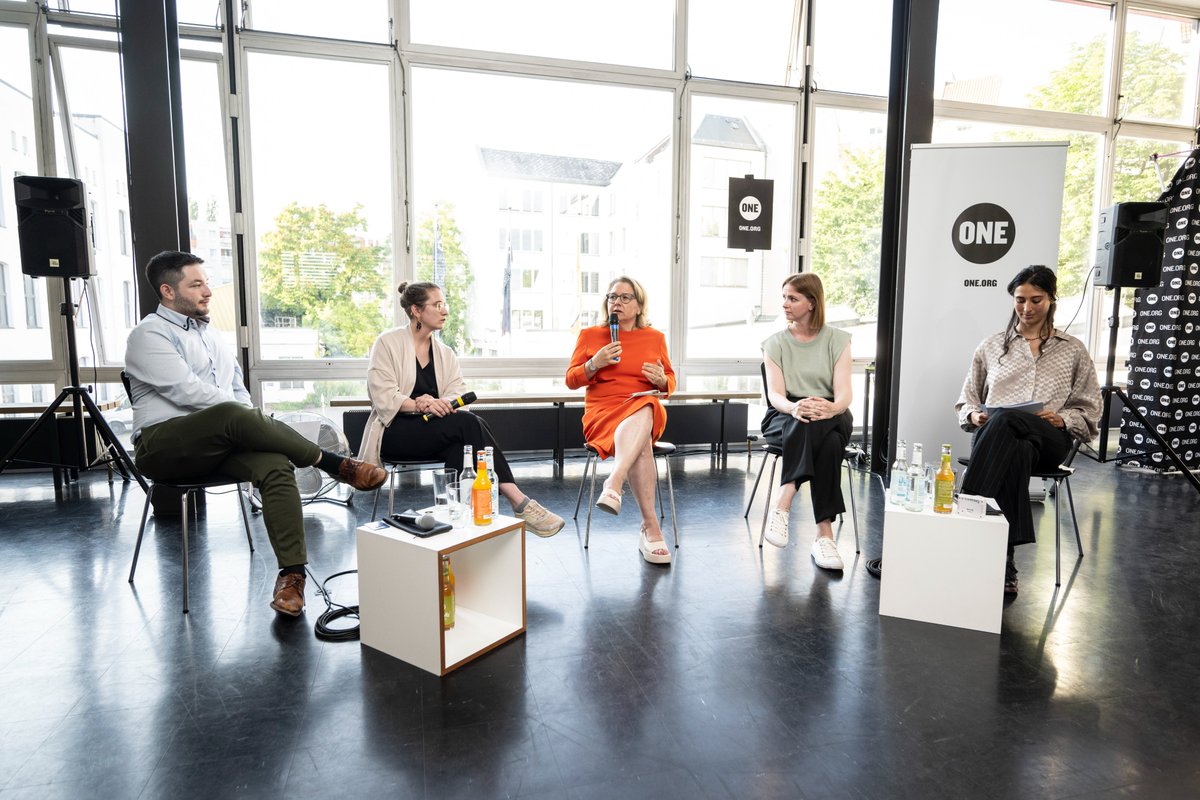 Vielen Dank an <a href="/SvenjaSchulze68/">Svenja Schulze</a>, <a href="/GydeJ/">Gyde Jensen</a>, @DeborahDuering, unsere #ONEActivists und alle, die gestern dabei waren, für eine spannende und produktive Diskussion über Feministische Entwicklungspolitik und dazugehörige wichtige Themen! 💪👏