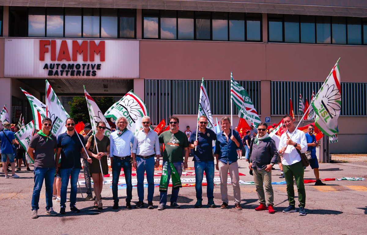 gveghini's tweet photo. 👉Oggi @cislverona in presidio davanti ai cancelli #Fiamm di Veronella con @FIMVerona 🟩@FIOMVerona 🟥 #UilmVerona 🟦 
Il lavoro nell’industria è da sempre centrale per l’economia del nostro paese e deve diventare l’elemento propulsore del suo futuro e di un nuovo sviluppo https://t.co/fUdMghNkVz