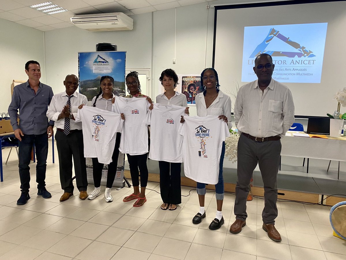 lpovanicet's tweet photo. Remise de récompenses au @lpovanicet pour les #étudiants de 2ème année #DNMADE #Graphisme. Leur création du logo du Mai de Saint-Pierre 2023 a été particulièrement appréciée et remarquée. De nombreux prix ont été remis par le maire de la commune @RAPHA_Christian . https://t.co/cMoAkK7nvr