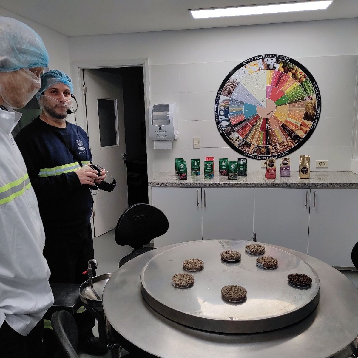 Hoy visitamos Nestlé Uruguay junto a la delegación integrada por autoridades de gobierno suizo y empresarios de ese país.
Las inversiones y operaciones que vienen llevando adelante Nestlé Uruguay le han permitido a nuestro país consolidarse como un hub de café para Latinoamérica