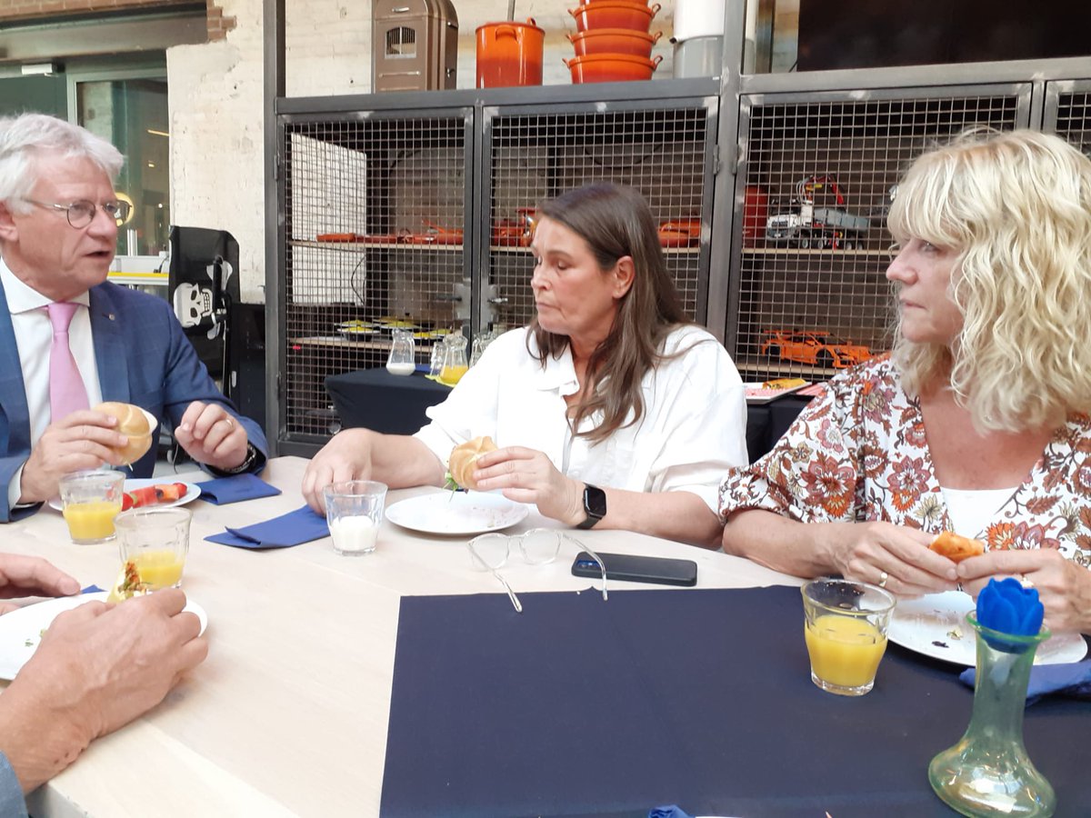 De fractie van de PvdA in gesprek met de Commisaris van de Koning. Je kunt als Commissaris trots zijn op wat er in Achterhoek wordt gepresteerd op gebied van maatschappelijk ondernemen. Wij in ieder geval zeer zeker. Willie Oort-Lowenthal Doke Tempels Sylvia van Londen-Schreuder