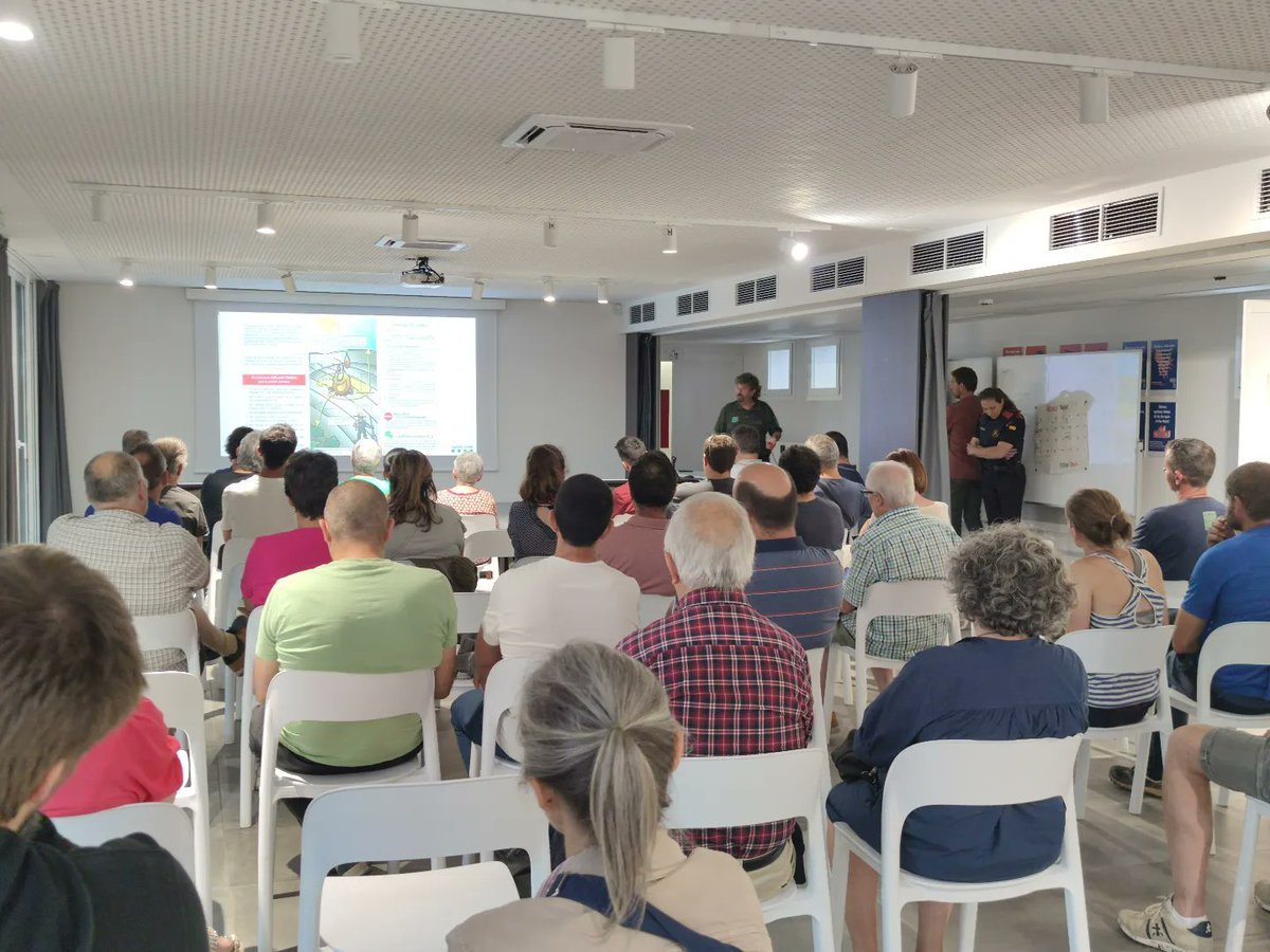 tona_aj's tweet photo. ℹ️ Ahir es va celebrar la sessió informativa sobre mesures d'autoprotecció i prevenció d'incendis forestals. 

🗣️ La sessió, adreçada a propietaris/es forestals i a la població en general, es va realitzar amb la col·laboració de bombers, agents rurals i mossos d'esquadra. https://t.co/3Ymr4ypQMW