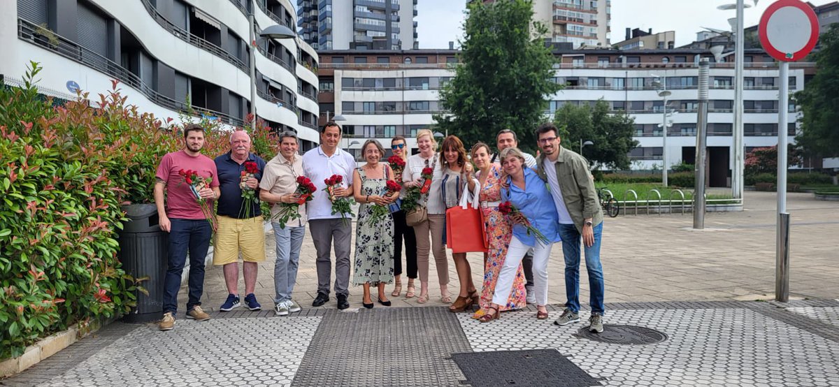 MGarmendia_B's tweet photo. Reparto de rosas esta tarde junto a mis compañeras y compañeros por el barrio de Altza.

#ADELANTE 🌹
@sanchezcastejon https://t.co/taOXdy7E0x
