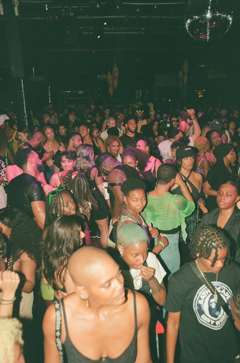 4THEGWORLS's tweet photo. TONIGHT’S THE NIGHT. 

We celebrating four years of partying with y’all &amp; it’s gonna be everything! We can’t wait to see y’all! 🤭 

Le Bain 10-4 AM

DJs:
— @/visuallocs + @/captaindymond B2b for @/funkyreggaehouseparty (IG)
— @/nai.original (IG)
— @/spinelli.nyc (IG)
— @typride https://t.co/gmeBoKChml